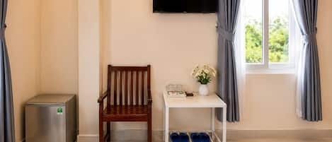 Family Room | Minibar, desk, free WiFi