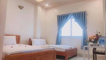 Family Room | Minibar, desk, free WiFi