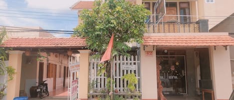 Vista frontal de la propiedad