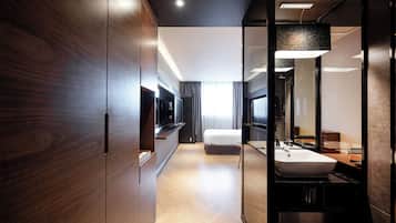 Deluxe Double Room, City View | Down duvets, free WiFi