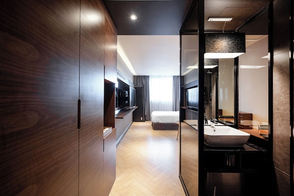 Deluxe Double Room, City View | Down comforters, free WiFi - Golden Business Hotel (Jinju)