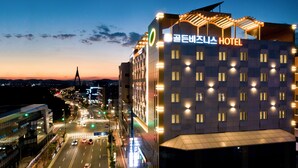 Un hotel de diseño moderno, con un letrero llamativo y varias ventanas.