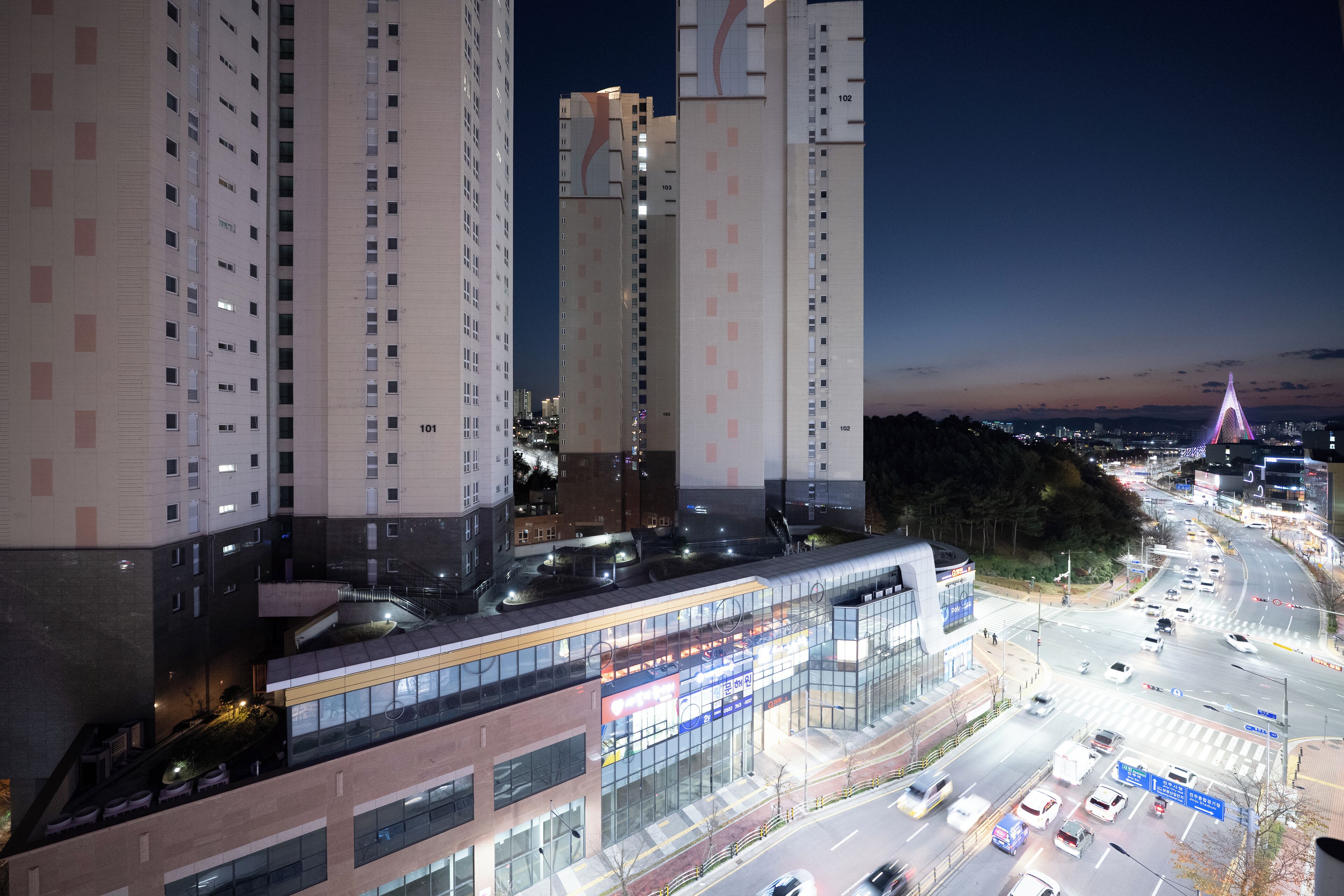 Un edificio de gran altura con varios pisos, amplias ventanas y un diseño arquitectónico moderno.