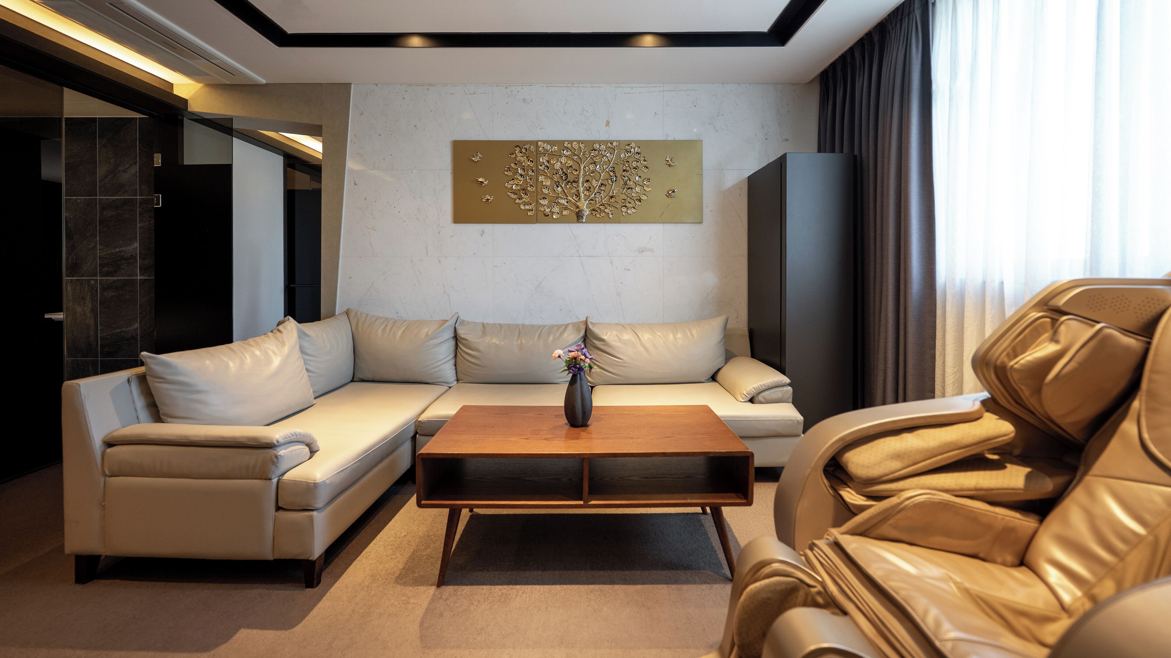 Golden Suite | Down comforters, free WiFi