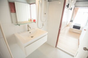 Economy Bigger Room with Refrigerator | Baño | Ducha, artículos de higiene personal gratuitos y secador de pelo
