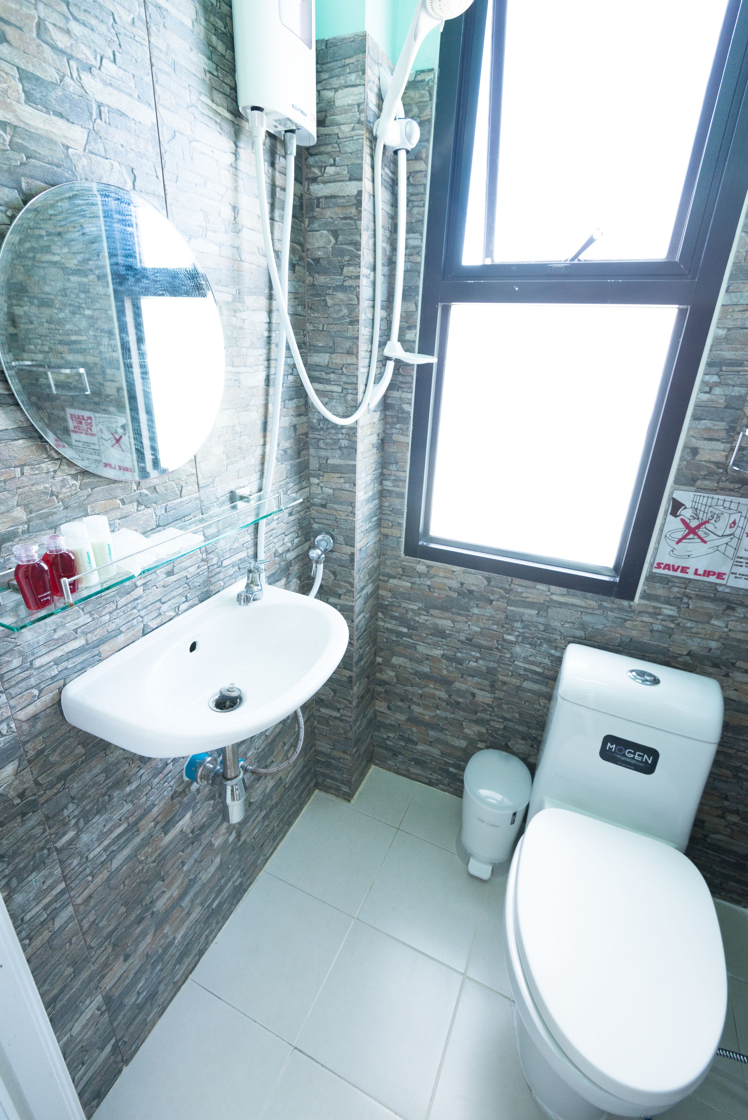 Standard Room 1 | Banheiro | Chuveiro, produtos de toalete grátis, secador de cabelo 