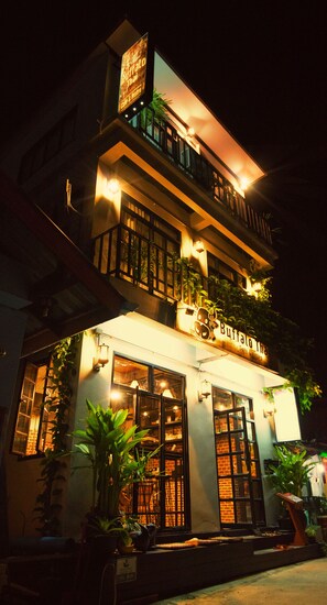 Front of property – evening/night - Buffalo Thai Cafe & Bistro (Koh Lipe)