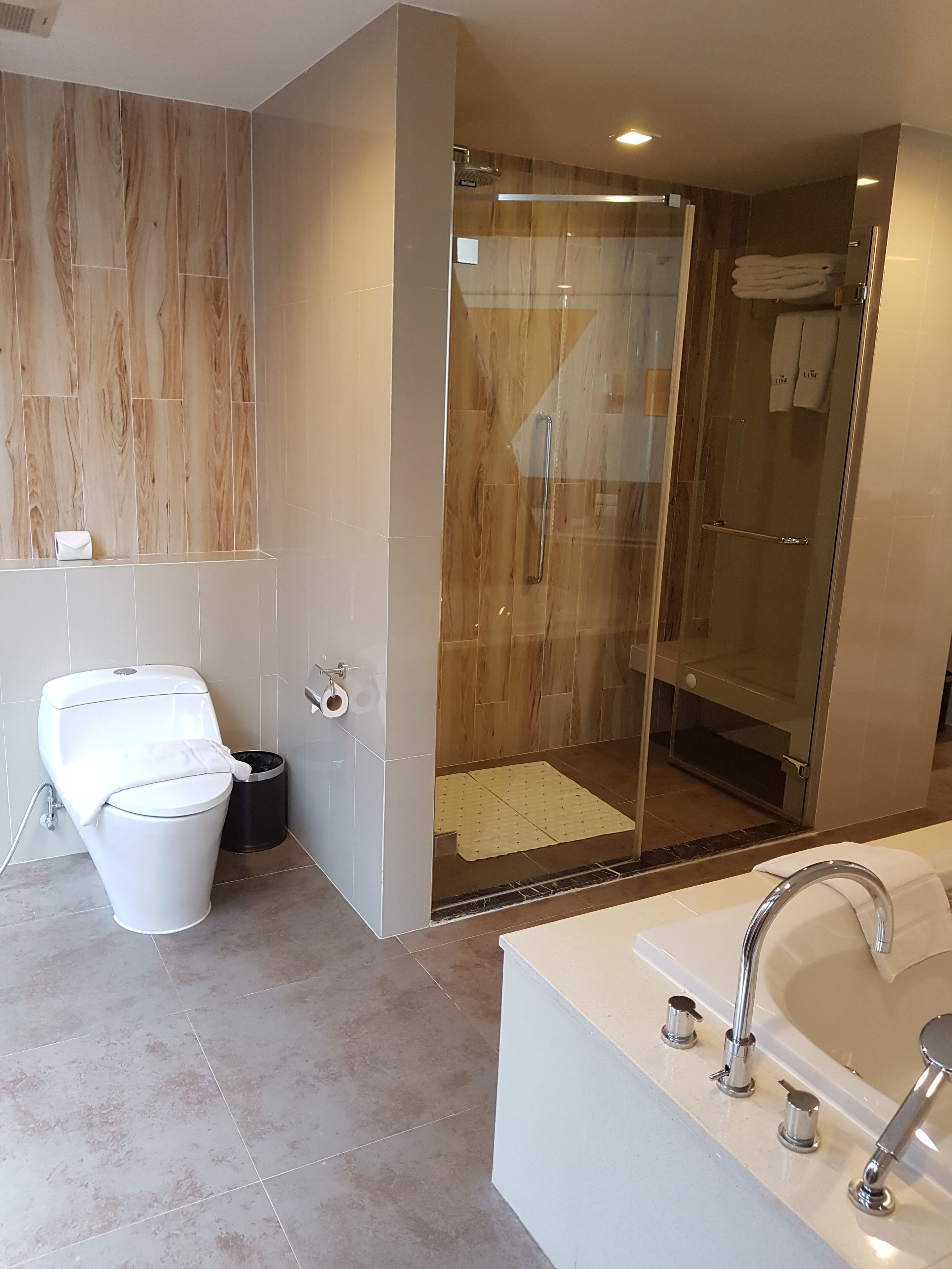 deluxe double room | bathroom amenities | free toiletries, hair dryer, towels