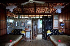 Casa familiar (Sambo) | Minibar, caja de seguridad en la habitación y escritorio 