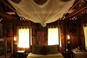 Villa Sontes | Minibar, in-room safe, desk, free cribs/infant beds