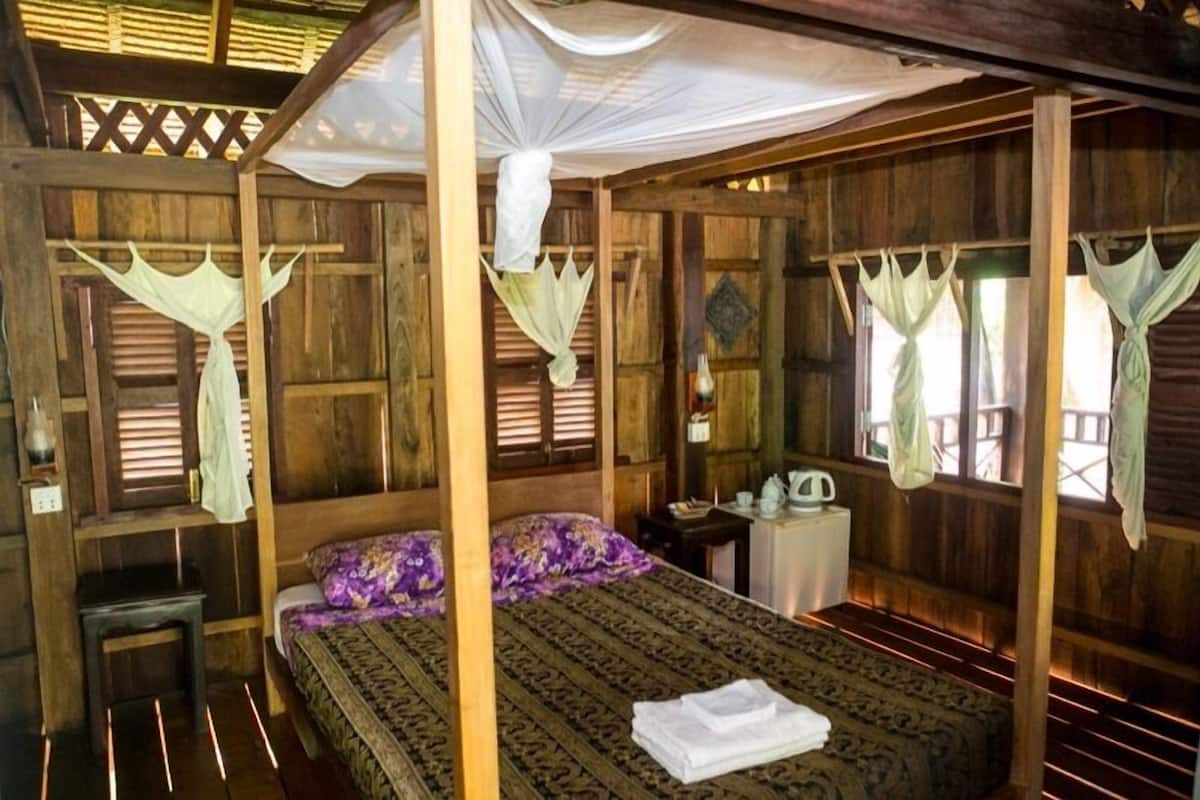 Villa (Sontes) | Een minibar, een kluis op de kamer, een bureau, gratis babybedden
