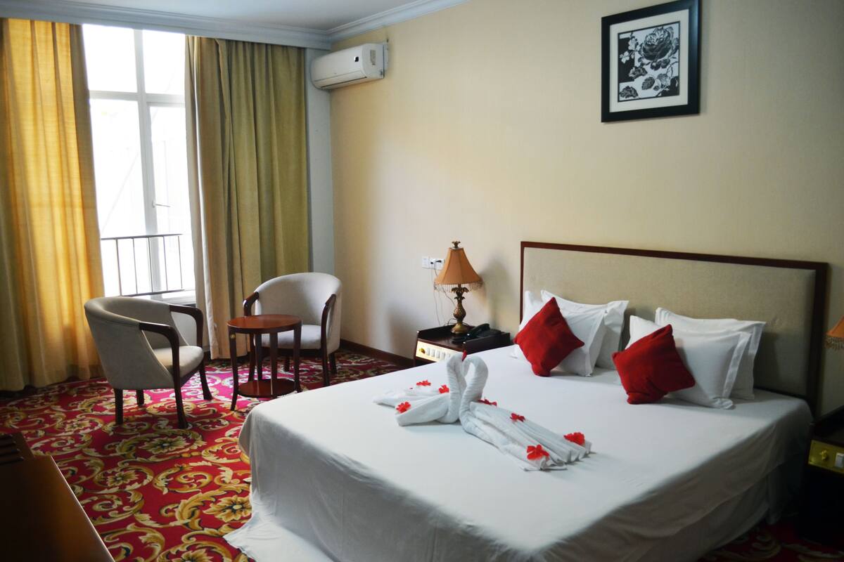 Junior Suite | In-room safe, desk, blackout drapes, WiFi (free)