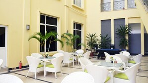 Outdoor dining - Rosa Valls Hotel (Luanda)