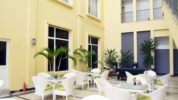2 restaurantes, se sirve desayuno, cocina local e internacional