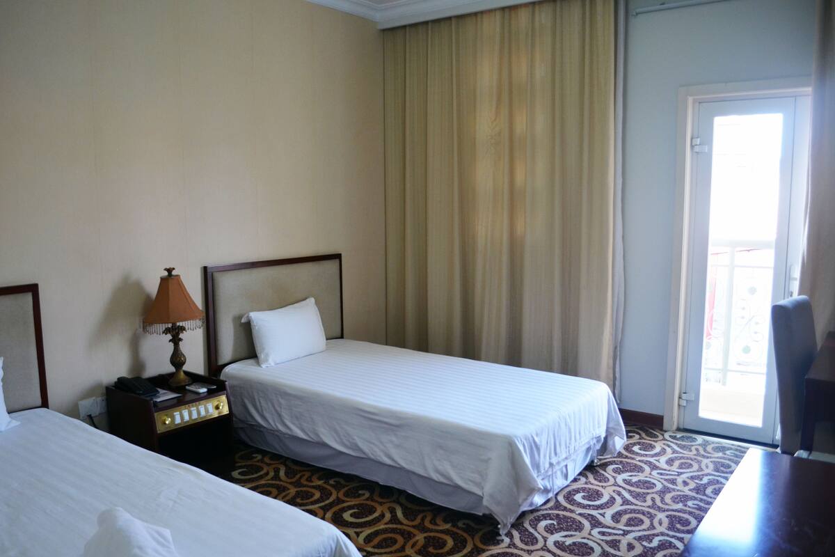 Single Room | In-room safe, desk, blackout drapes, WiFi (free)