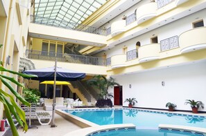 Outdoor pool, pool umbrellas, sun loungers - Rosa Valls Hotel (Luanda)