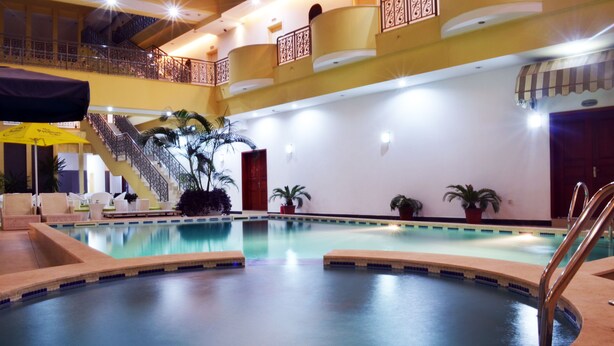 Outdoor pool - Rosa Valls Hotel (Luanda)