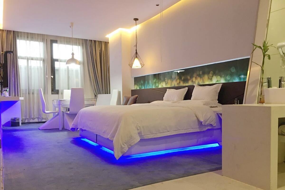 Deluxe Room, 1 King Bed | Desk, blackout curtains, soundproofing, free WiFi