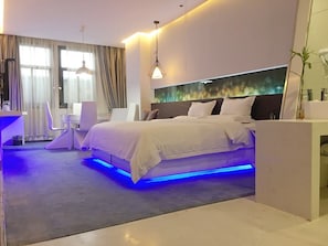 Kamar Deluks, 1 Tempat Tidur King | Meja kerja, tirai kedap cahaya, kedap suara, dan Wi-Fi gratis