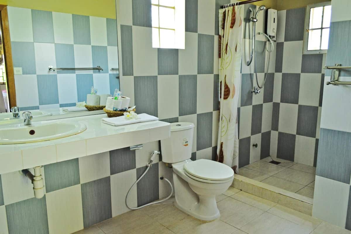 deluxe bungalow, 1 bedroom, garden view | bathroom | shower, designer toiletries, hair dryer, towels