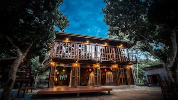 Traditional Double Room, 1 Bedroom, Connecting Rooms, River View | Peti besi dalam bilik, dihias secara berasingan