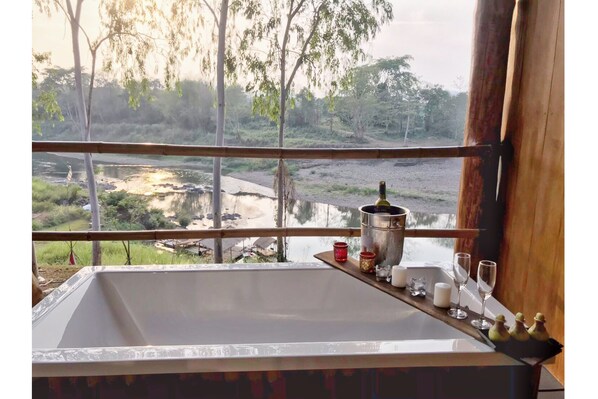 Deluxe Room, River Front | Living area - Nan De Panna Riverside Homestay (Phu Phiang)