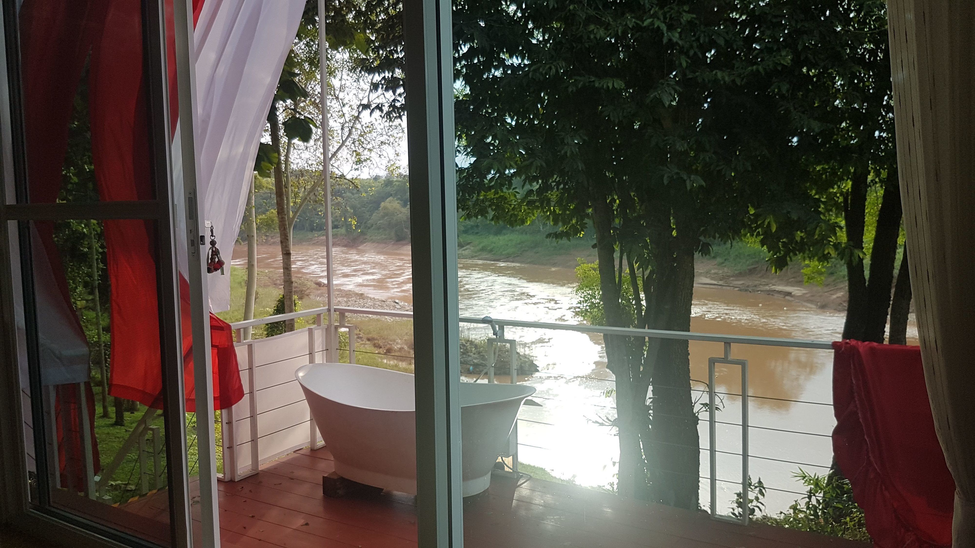 1 Bedroom Suite | Deep-soaking bathtub
