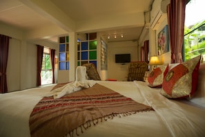 Suite Familiale, 1 chambre, chambres communicantes, vue fleuve | Coffres-forts dans les chambres, décoration personnalisée