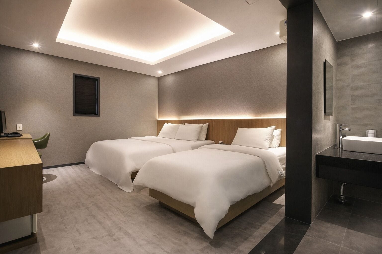 Premium bedding, desk, free WiFi