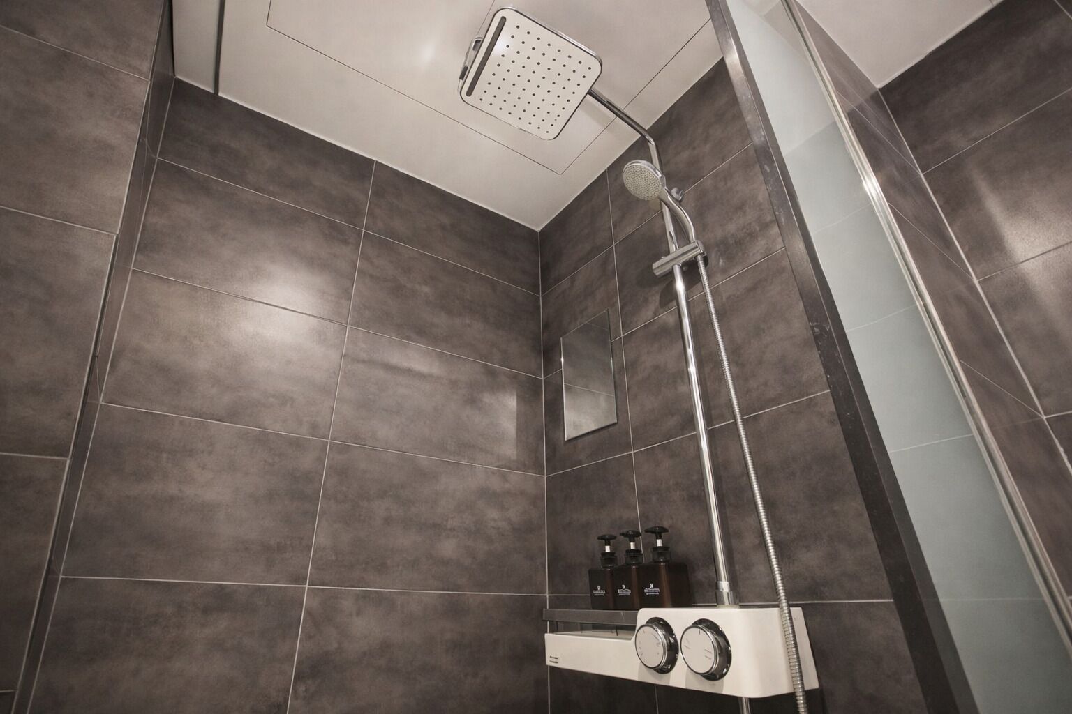 Premium bedding, desk, free WiFi