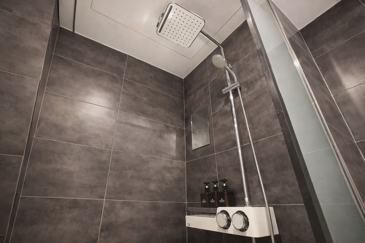 Ropa de cama de alta calidad, escritorio y wifi gratis