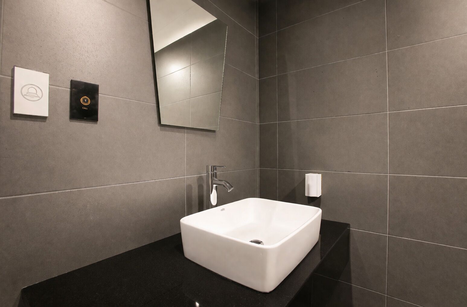 Premium bedding, desk, free WiFi