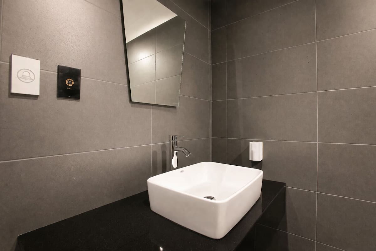 Ropa de cama de alta calidad, escritorio y wifi gratis