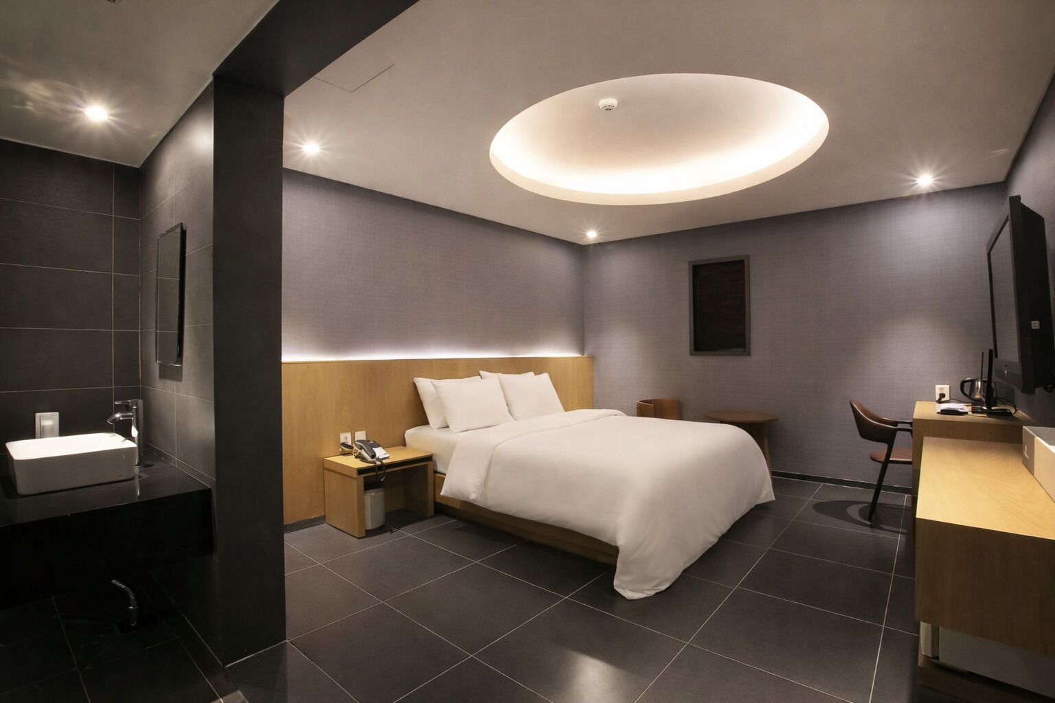 Premium bedding, desk, free WiFi