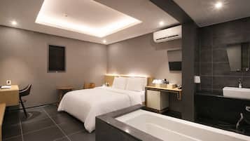 Dobbeltrom – standard | Sengetøy av topp kvalitet, skrivebord og wi-fi (inkludert)