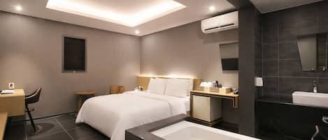 Ropa de cama de alta calidad, escritorio y wifi gratis