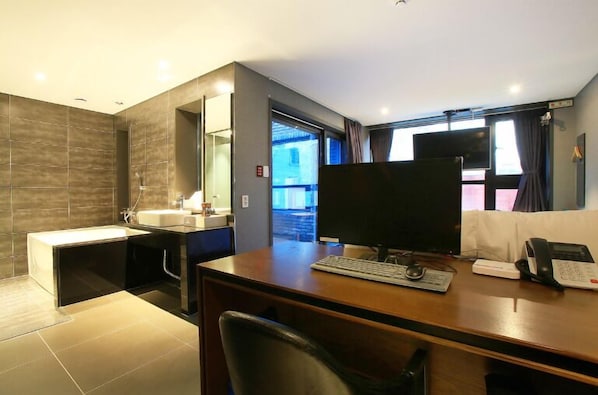 奢華開放式套房 | 高級寢具、書桌、免費 Wi-Fi