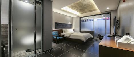 Premium bedding, desk, free WiFi