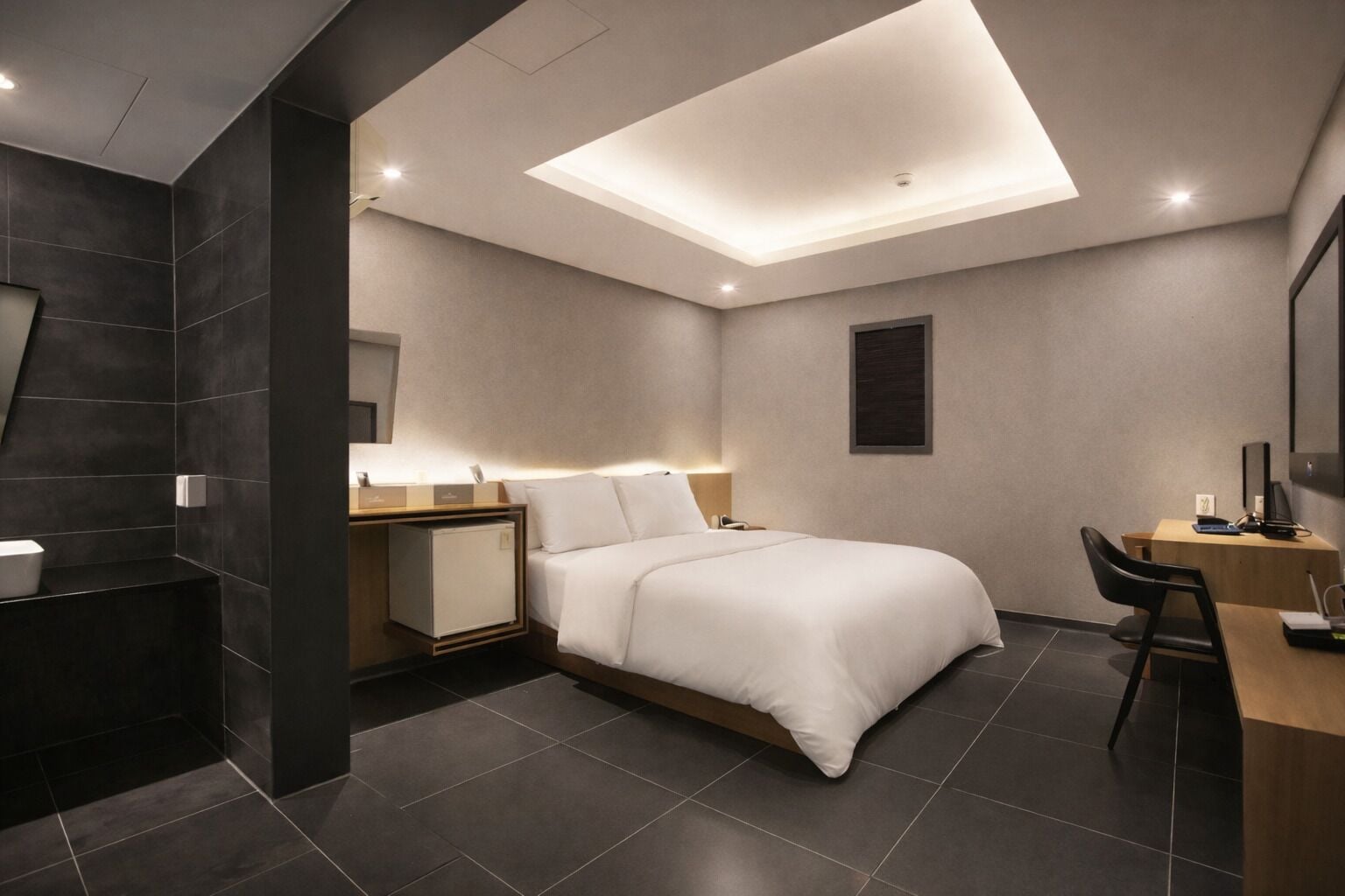 Premium bedding, desk, free WiFi