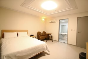 Habitación doble | Escritorio, wifi gratis y ropa de cama 