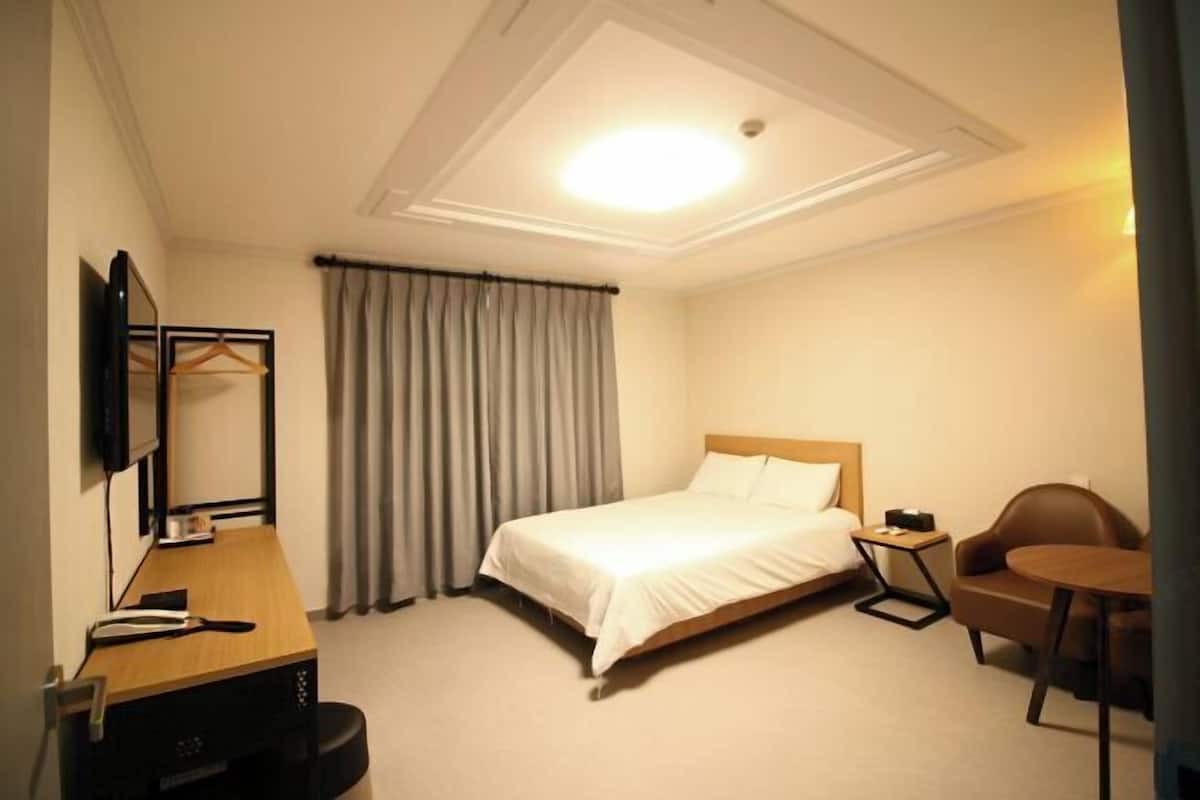 Desk, free WiFi, bed sheets