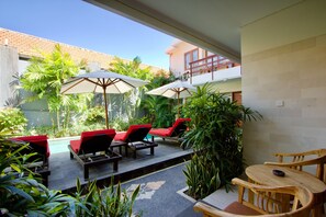 Deluxe-Doppel- oder -Zweibettzimmer, Poolzugang | Ausblick vom Zimmer
