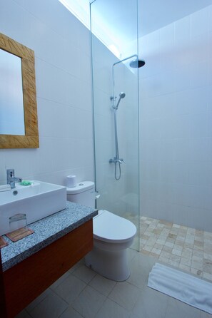 Shower, free toiletries, towels