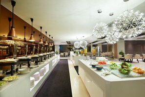 Breakfast, lunch, dinner served; local and international cuisine - Cosmo Hotel Kuala Lumpur (Kuala Lumpur)