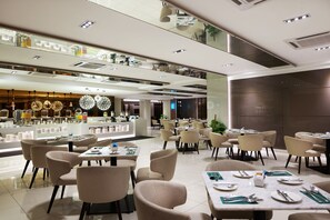 Breakfast, lunch and dinner served - Cosmo Hotel Kuala Lumpur (Kuala Lumpur)