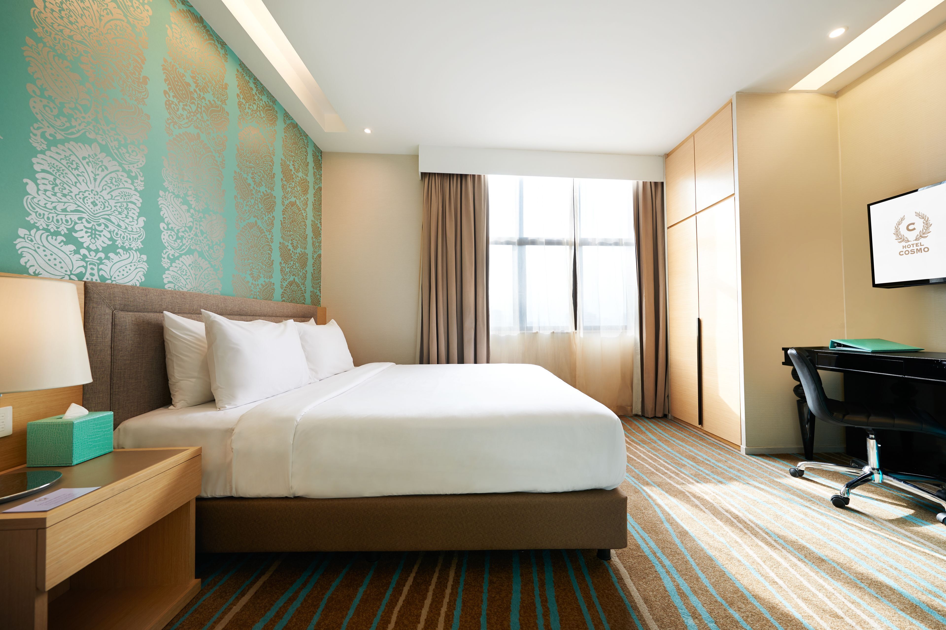 Peti besi dalam bilik, meja, kalis bunyi, seterika/papan seterika 