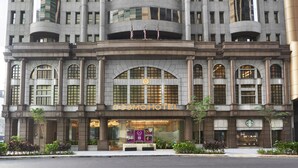 A hotel with a central atrium, multiple floors, and a modern facade. - Cosmo Hotel Kuala Lumpur (Kuala Lumpur)