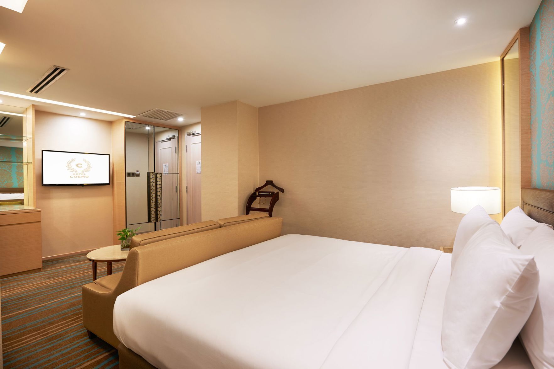 Peti besi dalam bilik, meja, kalis bunyi, seterika/papan seterika 