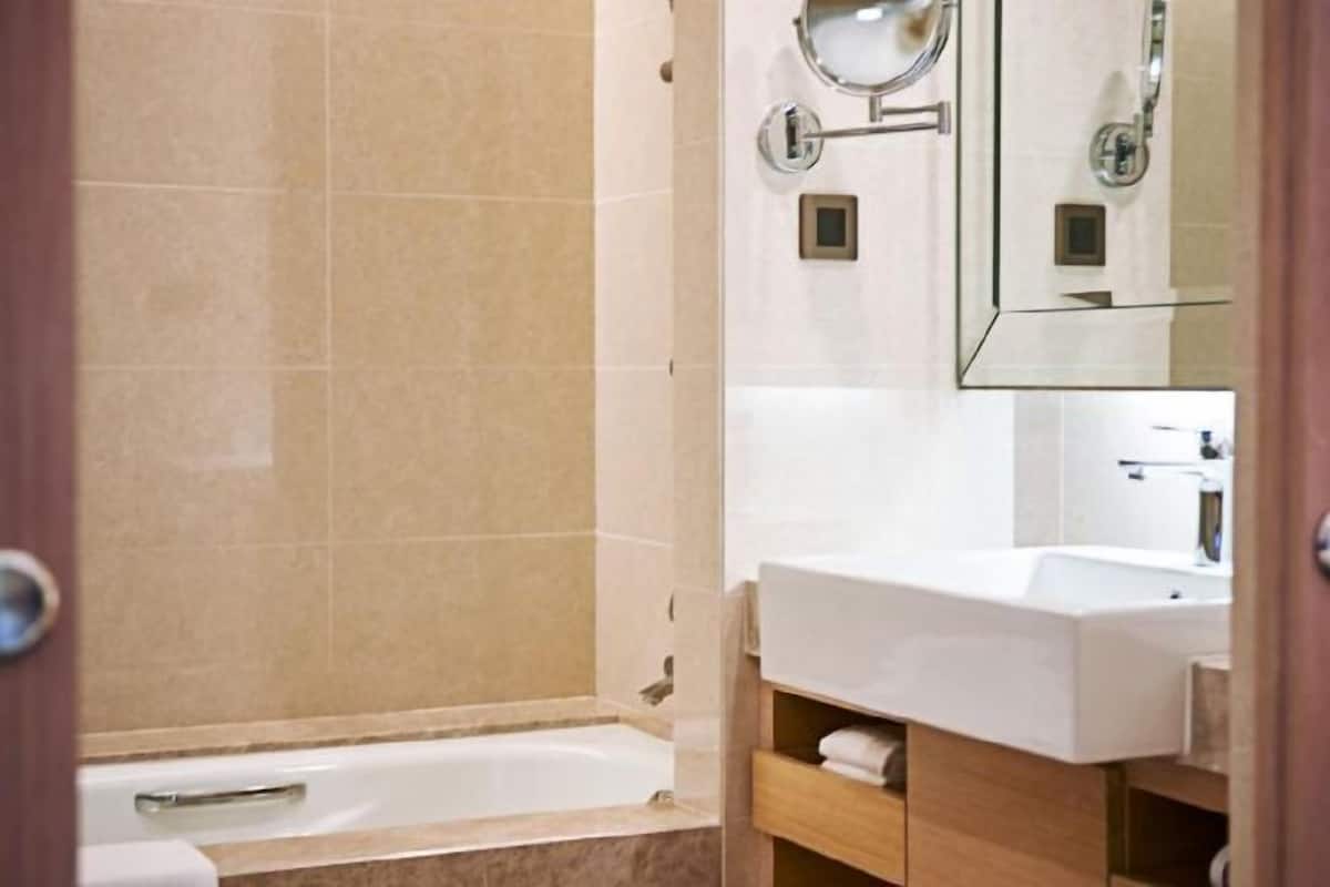Badezimmer | Dusche, kostenlose Toilettenartikel, Haartrockner, Hausschuhe