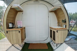 Standaard tent, gemeenschappelijke badkamer | Privékitchenette | Een waterkoker